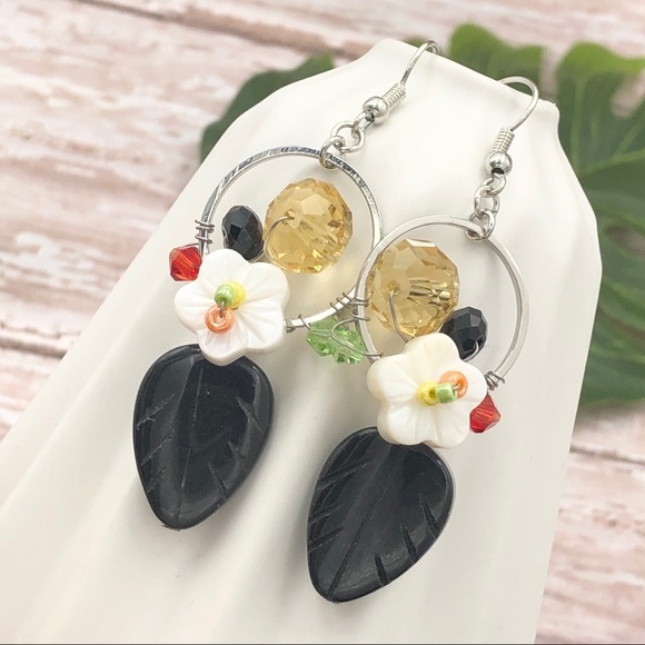 🌼 Black Carved Stone Leaf & Mother of Pearl Shell Flower Dangle Earrings - Picture 1 of 4